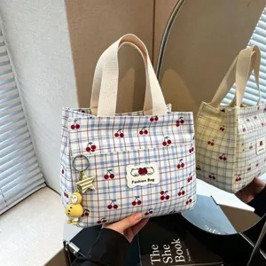 Vista dettagliata della borsa cosmetica a quadri con ciliegie e grande capacità.