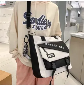 Grand sac bandoulière en toile pour femmes, élégant sac porté épaule noir et blanc vue détail.