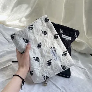 Gesteppte Kosmetiktasche mit schwarz-weißem Rosenmuster, große tragbare Make-up-Tasche.