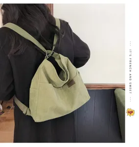Détail du sac à dos en velours côtelé, sac épaule rétro au style toile quotidienne.