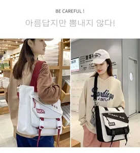 Vue détaillée du sac bandoulière en toile, montrant une grande capacité et des poches.