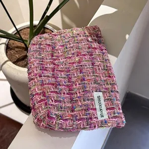 Rosa Tweed Kosmetiktasche, stilvolles gewebtes Make-up-Etui, tragbarer Reise-Kulturbeutel.