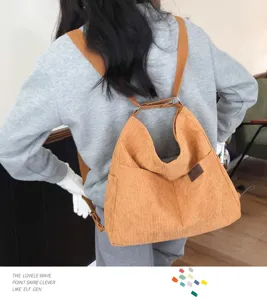 Vue détaillée du sac à dos convertible en velours côtelé et fourre-tout pour étudiants.