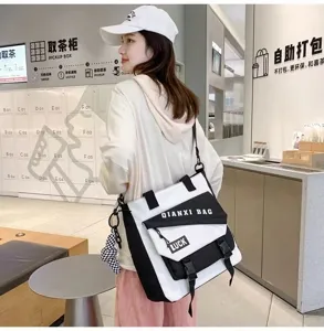 Sac bandoulière en toile grande capacité, design bicolore noir et blanc, style décontracté.