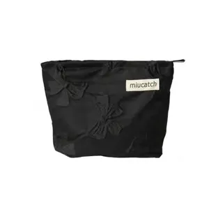 Schwarze Kosmetiktasche mit süßer Schleifenstickerei, große tragbare Make-up-Tasche für Reisen.