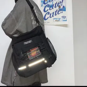 Große schwarze Segeltuch Umhaengetasche mit vielen Taschen im coolen Streetwear Stil.