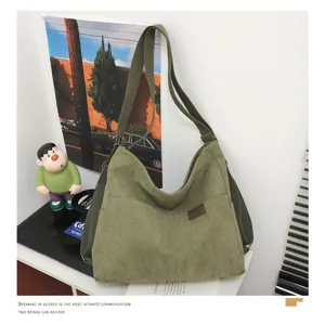 Vue détaillée du sac cabas d'épaule décontracté en velours côtelé, grand sac fourre-tout.