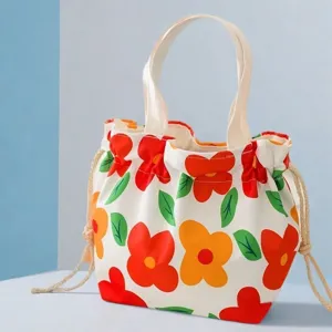 Détail de sac de repas en toile florale avec imprimé rouge et cordon de serrage.