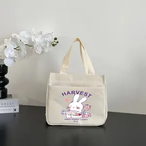Vista dettagliata della borsa tote in tela casual con simpatica stampa coniglietto.