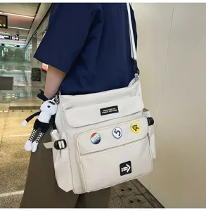 Große Canvas Umhängetasche für Studenten und Pendler, lässiger Stil mit niedlichem Plüsch.