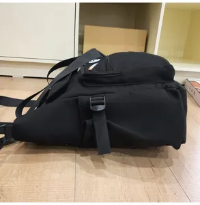 Klassischer schwarzer Rucksack mit Vordertasche und verstellbaren Trägern für Alltag und Schule.