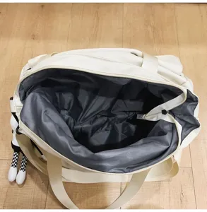 Detailansicht des Innenraums der grossen Canvas-Tasche mit grauem Futter und Reissverschluss.