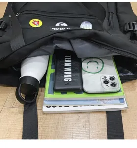 Detailansicht des inneren Raums einer großen schwarzen Stofftasche mit verstauten Gegenständen.