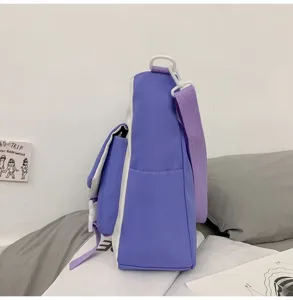 Vue détaillée latérale d'un sac à dos d'étudiant colorblock violet et blanc japonais.