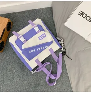 Vue détaillée de près du sac à dos en toile minimaliste japonais violet et blanc.