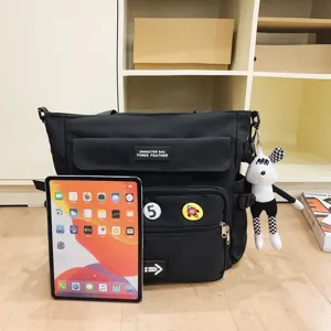 Schwarze große Tragetasche lässige Umhängetasche Mehrfachtaschen Pendler Schultasche