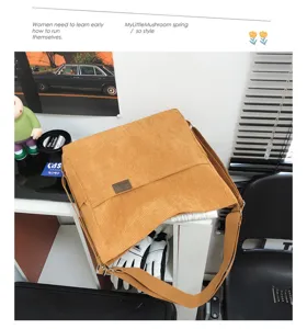 Vue détaillée du sac bandoulière vintage en velours côtelé, montrant texture et sangle.