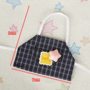 Dettaglio bavaglino per bambole a quadri blu con ciondolo a stella per peluche da 10cm.
