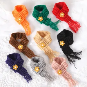 Mini gebreide poppensjaal met kwastjes en bloemdecoratie, kleurrijke katoenen poppenaccessoires.