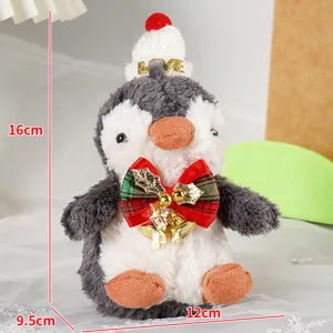 Dettaglio del simpatico ciondolo in peluche di pinguino natalizio con campanello e morbido tessuto.