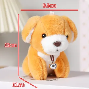 Dettaglio ciondolo cane di peluche, adorabile cucciolo con campanello per zaino e chiavi.