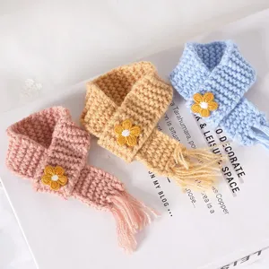 Mini gebreide poppensjaal met bloemborduursel en franjes, schattig knuffel accessoire.