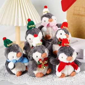 Simpatico portachiavi di peluche pinguino di Natale con sciarpa e cappello regalo