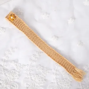 Mini gebreide poppensjaal met franjes en kleine bloem, perfect katoenen poppenaccessoire.
