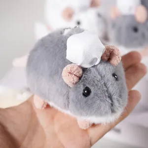 Dettaglio del peluche topo chef carino, ciondolo ratto soffice per borsa e portachiavi.