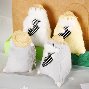 Dettaglio portachiavi peluche criceto carino, giocattolo soffice con mini cappello di paglia.