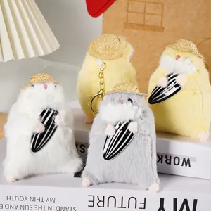 Simpatico portachiavi in peluche di criceto con cappello di paglia accessorio borsa