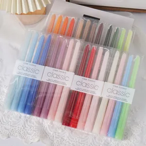 Gedetailleerd overzicht van de 25cm gekleurde staafkaarsen set voor diner en feestdecor.