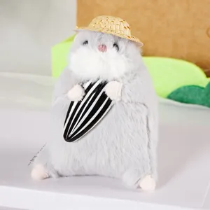 Simpatico criceto di peluche con cappello e seme, morbido ciondolo per borsa e regalo.