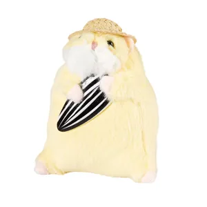 Primo piano dettagliato del simpatico criceto in peluche con cappello di paglia e seme.