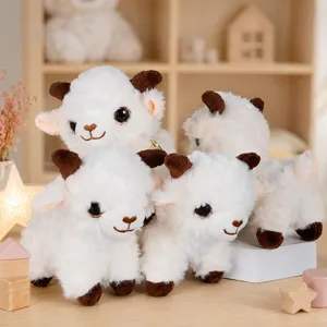Dettaglio agnellino di peluche con soffice pelliccia bianca, corna marroni e sfondo in legno.