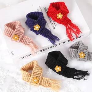 Mini gebreide pop sjaal met schattige bloem kwast, perfect pluche speelgoed accessoire.