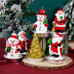 Dettaglio del set di candele natalizie con Babbo Natale, pupazzo di neve e albero dorato.