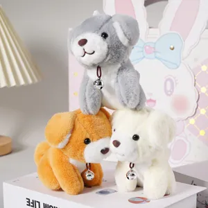 Dettaglio ravvicinato di simpatici portachiavi in peluche con campanelli in tre colori.