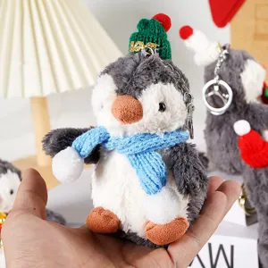Simpatico pinguino di Natale peluche portachiavi con cappello verde e sciarpa blu.