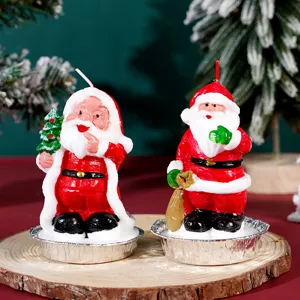 Vista dettagliata delle candele di Babbo Natale con base in legno e decorazione.