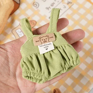 Dettaglio salopette e vestito bambola in maglia verde per peluche 10-14 cm e accessori carini