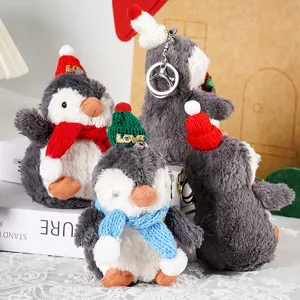 Portachiavi pinguino di Natale in peluche con sciarpa e cappello, morbido ciondolo decorativo.
