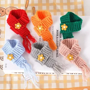 Kleurrijke gebreide mini pop sjaals met bloem en kwastje details voor pluche speelgoed.