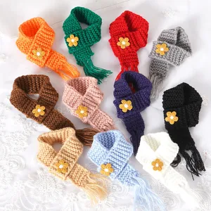 Mini gebreide pop sjaal met gele bloem, kleurrijke kleine franje sjaal accessoire voor poppen.