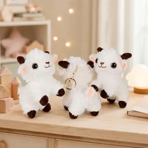 Primo piano dettagliato di portachiavi peluche pecorella con morbida pelliccia.