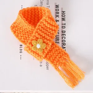 Oranje gebreide mini-popjessjaal met kwastjes en schattige bloemenborduurwerk voor poppen.