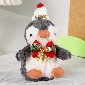 Simpatico ciondolo in peluche di pinguino di Natale con cappello e fiocco, morbido.
