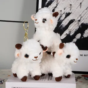 Dettaglio portachiavi peluche pecorella carino, morbido ciondolo agnello bianco soffice per borse e chiavi.