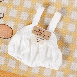 Vista dettagliata di una mini salopette bianca in tessuto waffle per accessori di bambole peluche.