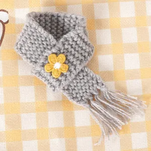 Mini gebreide pop sjaal met gele bloem en franjes, perfect pluche speelgoed accessoire.
